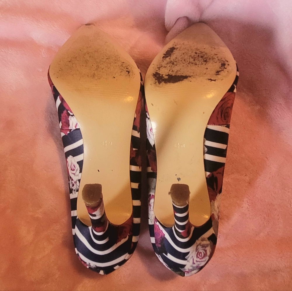 SZ 8.5 GUESS Heel - Picture 12 of 14